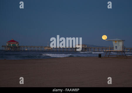 Réglage de la pleine lune le jour de Noël à Huntington Beach Pier California USA 25 décembre 2015. Pour la première fois en 38 ans. La pleine lune est également connu comme une lune froide Banque D'Images