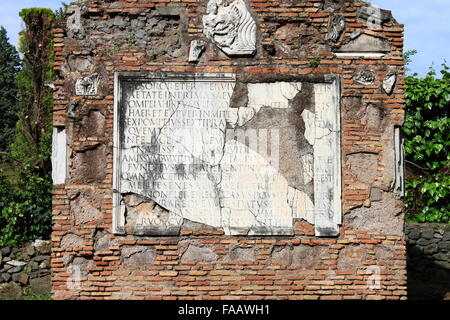 Inscription latine antique dans la Via Appia de Rome, Italie Banque D'Images