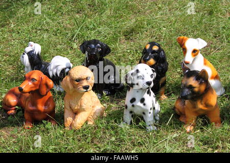 Race de chien statues sur un fond d'herbe Banque D'Images