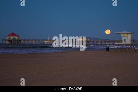 Réglage de la pleine lune le jour de Noël à Huntington Beach Pier California USA 25 décembre 2015. Pour la première fois en 38 ans. La pleine lune est également connu comme une lune froide Banque D'Images