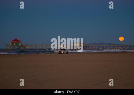 Réglage de la pleine lune le jour de Noël à Huntington Beach Pier California USA 25 décembre 2015. Pour la première fois en 38 ans. La pleine lune est également connu comme une lune froide Banque D'Images