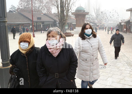 Sarajevo, Bosnie-Herzégovine. Dec 25, 2015. Les gens marcher dans la rue portant des masques à Sarajevo, Bosnie-Herzégovine, le 25 décembre, 2015. En raison de la pollution atmosphérique, toutes les écoles primaires et secondaires du canton de Sarajevo sont fermées le 24 décembre et le 25 décembre. Credit : Haris Memija/Xinhua/Alamy Live News Banque D'Images