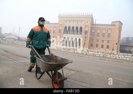 Sarajevo, Bosnie-Herzégovine. Dec 25, 2015. Un homme marche dans la rue portant des masques à Sarajevo, Bosnie-Herzégovine, le 25 décembre, 2015. En raison de la pollution atmosphérique, toutes les écoles primaires et secondaires du canton de Sarajevo sont fermées le 24 décembre et le 25 décembre. Credit : Haris Memija/Xinhua/Alamy Live News Banque D'Images