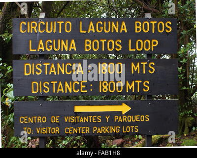 Parc National du Volcan Poás. Flèche pointant vers le cratère Botos Banque D'Images