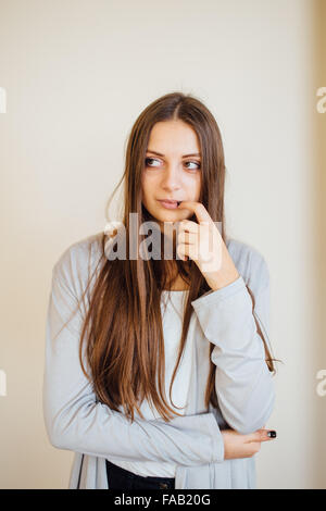 Lonely Girl sitting behind Christmas Tree with presents Banque D'Images