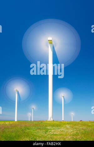 Paysage avec déménagement éolienne (wind farm) sur le fond de ciel bleu, la Poméranie, Pologne Banque D'Images