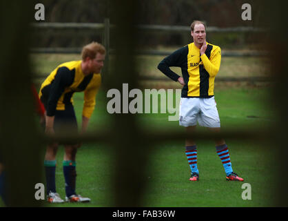 Le château de Castle Rising, Norfolk, Royaume-Uni. 24 Décembre, 2015. S.a.r. le Prince William, duc de Cambridge, prend part à un match de football de bienfaisance annuel impliquant des travailleurs de Sandringham. Crédit : Paul Marriott/Alamy Live News Banque D'Images