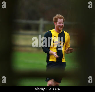 Le château de Castle Rising, Norfolk, Royaume-Uni. 24 Décembre, 2015. Son Altesse Royale le prince Harry (Pays de Galles), prend part à un match de football de bienfaisance annuel impliquant des travailleurs de Sandringham. Crédit : Paul Marriott/Alamy Live News Banque D'Images