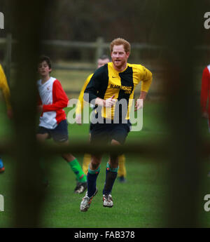 Le château de Castle Rising, Norfolk, Royaume-Uni. 24 Décembre, 2015. Son Altesse Royale le prince Harry (Pays de Galles), prend part à un match de football de bienfaisance annuel impliquant des travailleurs de Sandringham. Crédit : Paul Marriott/Alamy Live News Banque D'Images