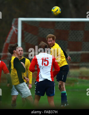 Le château de Castle Rising, Norfolk, Royaume-Uni. 24 Décembre, 2015. Son Altesse Royale le prince Harry (Pays de Galles) prend part à un match de football de bienfaisance annuel impliquant des travailleurs de Sandringham. Crédit : Paul Marriott/Alamy Live News Banque D'Images