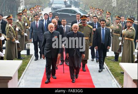 Kaboul, Afghanistan. Dec 25, 2015. Le Premier Ministre indien Narendra Modi est accueilli par le président Afghan Ashraf Ghani, droite, au Palais présidentiel le 25 décembre 2015 à Kaboul, Afghanistan. Modi arrêté en Afghanistan sur le chemin de sa maison à partir d'une visite à Moscou. Banque D'Images