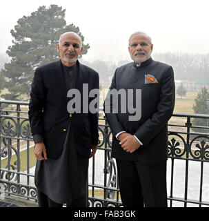 Kaboul, Afghanistan. Dec 25, 2015. Le Premier Ministre indien Narendra Modi est le président de l'Afghanistan, Ashraf Ghani avant leur réunion bilatérale le 25 décembre 2015 à Kaboul, Afghanistan. Modi arrêté en Afghanistan sur le chemin de sa maison à partir d'une visite à Moscou. Banque D'Images