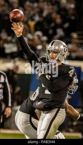 Oakland, Californie, USA. Le 24 décembre, 2015. Oakland Raiders quarterback Derek Carr (4) passe vers le Dimanche, 24 décembre 2015 à O.co Coliseum à Oakland, Californie. Les raiders défait les Chargers 23-20. Al Golub/CSM/Alamy Live News Banque D'Images