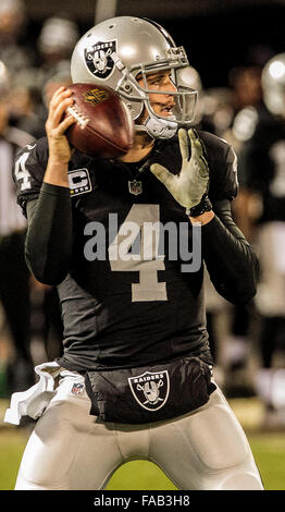 Oakland, Californie, USA. Le 24 décembre, 2015. Oakland Raiders quarterback Derek Carr (4) recherche les récepteurs sur Dimanche, 24 décembre 2015, à l'O.co Coliseum à Oakland, Californie. Les raiders défait les Chargers 23-20. Al Golub/CSM/Alamy Live News Banque D'Images