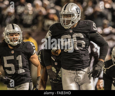 Oakland, Californie, USA. Le 24 décembre, 2015. Oakland Raiders nez attaquer Denico Autry (96) célèbre sac le dimanche, 24 décembre 2015 à O.co Coliseum à Oakland, Californie. Les raiders défait les Chargers 23-20. Al Golub/CSM/Alamy Live News Banque D'Images