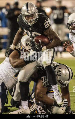 Oakland, Californie, USA. Le 24 décembre, 2015. Oakland Raiders d'utiliser de nouveau Latavius Murray (28) tourne pour éviter les tacklers le dimanche, 24 décembre 2015 à O.co Coliseum à Oakland, Californie. Les raiders défait les Chargers 23-20. Al Golub/CSM/Alamy Live News Banque D'Images