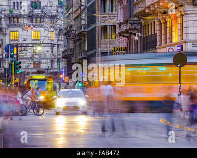 Via Giuseppe Mazzini par la Piazza del Duomo à Milan Italie Banque D'Images