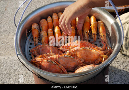 Grand et petits crabes, crevettes par cuisson à l'extérieur par un fournisseur d'aliments à Pattaya en Thaïlande Banque D'Images