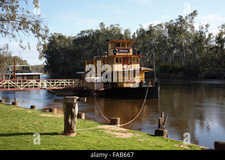 Le P.S. Emmylou est un fleuve Murray paddlesteamer, entraîné par un moteur à vapeur entièrement restauré 1906 Echuca Victoria Australie Banque D'Images