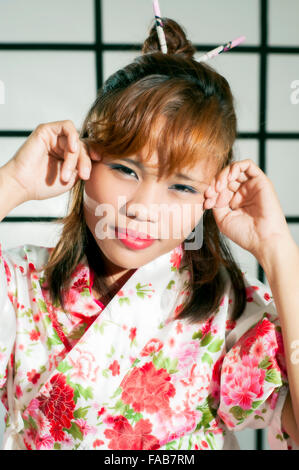 Jeune japonaise à l'intérieur en studio Banque D'Images