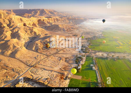 Égypte - vols en montgolfière sur la rive ouest du Nil, paysage de montagnes et de la vallée verte Banque D'Images