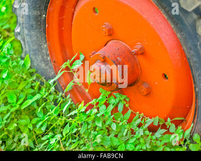 Les roues du tracteur Vintage dans Lago di Caldaro, dans le Nord de l'Italie Banque D'Images