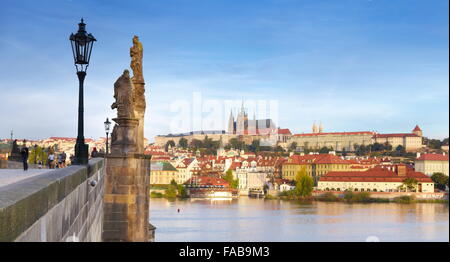 Le Pont Charles et le château de Prague, la vieille ville de Prague, République Tchèque, Europe Banque D'Images