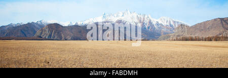 Steppe alpine dans l'arrière-plan de montagnes enneigées Banque D'Images