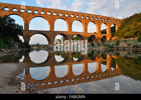 Pont du Gard aqueduc romain reflétée dans le Gardon dans la soirée, Châteaurenard, Provence, Sud de France, France, Europe Banque D'Images