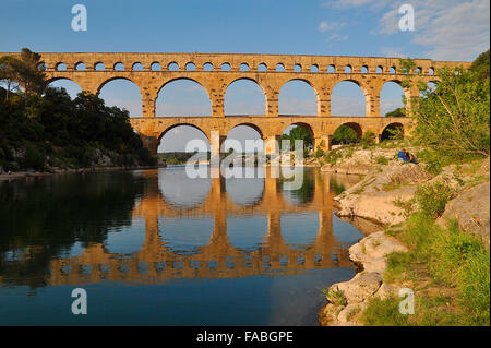 Pont du Gard aqueduc romain reflétée dans le Gardon, Châteaurenard, Provence, Sud de France, France, Europe Banque D'Images