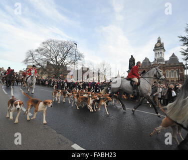 Grantham, UK. 26 Décembre, 2015. Belvoir Hunt Boxing Day répondre à l'hôtel de ville de Grantham Grantham Lincs. 26.12.15 John Huntsman Holliday à courre Crédit : Trevor Meeks/Alamy Live News Banque D'Images