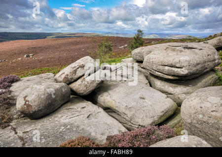 Les roches pierre meulière sur plus Owler Tor dans le Peak District, Derbyshire. Paysage avec des promeneurs. populaires Banque D'Images