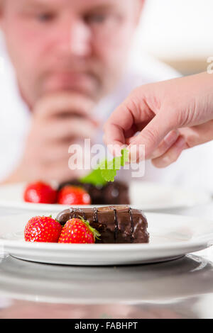 Décorer le gâteau avec Chef Dessert aux fraises Banque D'Images