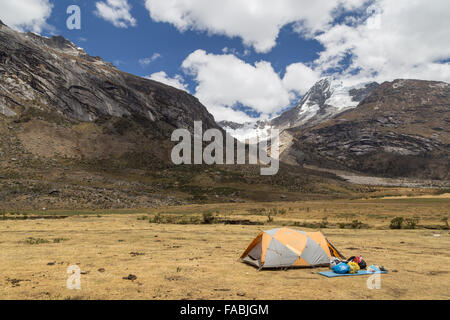 Photographie d'une tente sur le Santa Cruz Trek au Pérou. Banque D'Images