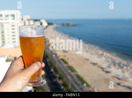 Bière avec Rio de Janeiro, Brésil beach background Banque D'Images