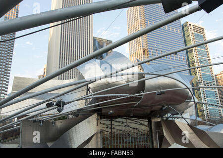 Structure en treillis du pavillon Jay Pritzker à Millennium Park, Chicago, Illinois, États-Unis avec gratte-ciel derrière Banque D'Images