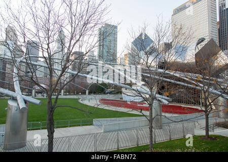 Structure en treillis du pavillon Jay Pritzker à Millennium Park, Chicago, Illinois, États-Unis avec gratte-ciel derrière Banque D'Images