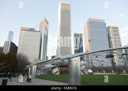 Structure en treillis du pavillon Jay Pritzker à Millennium Park, Chicago, Illinois, États-Unis avec gratte-ciel derrière Banque D'Images