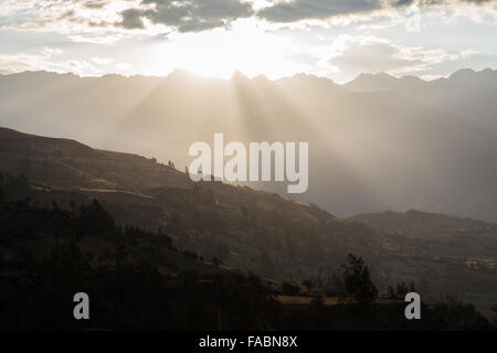 Photographie de soleil sur les montagnes sur le Santa Cruz Trek au Pérou. Banque D'Images