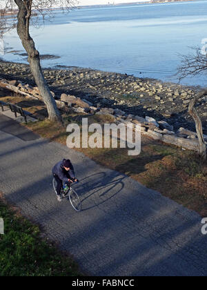 Un homme à vélo sur une journée d'automne près de la Marina, à Bayside, Queens, New York Banque D'Images