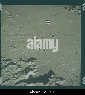 Les archives photographiques intactes d'Apollo 10 contiennent les images non éditées de la mission qui a orbité autour de la Lune et testé les procédures d'atterrissage lunaire. Les astronautes Thomas Stafford, John Young et Eugene Cernan ont capturé des images critiques au cours de la mission, y compris des photographies de la surface lunaire et de la face cachée de la Lune. Banque D'Images