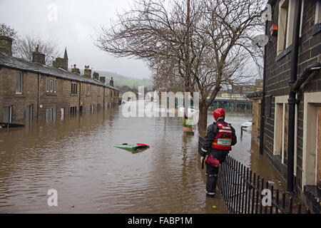 Calderdale, Mytholmroyd, West Yorkshire. 26 Décembre, 2015.Le lendemain des inondations. Banque D'Images