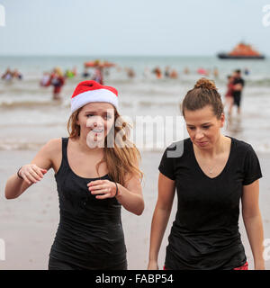 Torquay, Royaume-Uni, le 26 décembre 2015. 'À pied dans la mer' Boxing Day charity event organisé par le Lions Club de Paignton. Fêtards locaux ont bravé des conditions venteuses de participer au lendemain de tradition d'une baignade dans les eaux de la baie de Tor de la plage de Paignton ; avec beaucoup de porter des vêtements de fête ou fantaisie robe pour récolter des fonds pour la charité. Credit : Clive Jones/Alamy Live News Banque D'Images