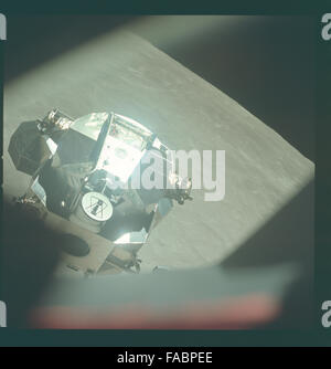 Les archives photographiques intactes d'Apollo 10 comprennent des images de la première mission lunaire habitée complète. Mettant en vedette les astronautes Thomas Stafford, John Young et Eugene Cernan, il documente l’approche de la mission sur la Lune, les opérations orbitales et la préparation de l’atterrissage lunaire subséquent. Banque D'Images