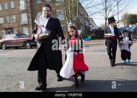 Les membres de la communauté juive à Stamford Hill au nord de Londres prendre part à la fête religieuse de Pourim Banque D'Images