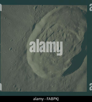 Ces archives photographiques intactes d'Apollo 10 présentent des images des principales activités de la mission en 1969, notamment l'astronaute Thomas Stafford, John Young et Eugene Cernan en orbite lunaire. Le rôle d'Apollo 10 en tant que répétition générale pour le premier atterrissage sur la lune est capturé dans ces photos non éditées. Banque D'Images