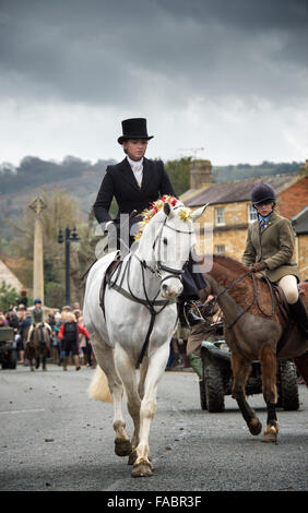 Dame huntsman équitation selle latérale dans le Nord Cotswold Hunt boxing day rencontrez. Broadway, Worcestershire, Angleterre. Banque D'Images