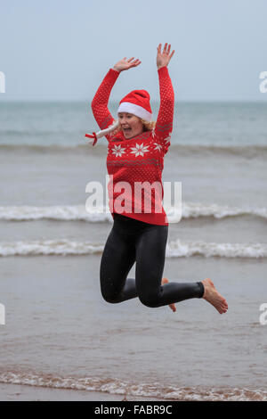 Torquay, Royaume-Uni, le 26 décembre 2015. 'À pied dans la mer' Boxing Day charity event organisé par le Lions Club de Paignton. Fêtards locaux ont bravé des conditions venteuses de participer au lendemain de tradition d'une baignade dans les eaux de la baie de Tor de la plage de Paignton ; avec beaucoup de porter des vêtements de fête ou fantaisie robe pour récolter des fonds pour la charité. Credit : Clive Jones/Alamy Live News Banque D'Images