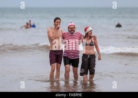 Torquay, Royaume-Uni, le 26 décembre 2015. 'À pied dans la mer' Boxing Day charity event organisé par le Lions Club de Paignton. Fêtards locaux ont bravé des conditions venteuses de participer au lendemain de tradition d'une baignade dans les eaux de la baie de Tor de la plage de Paignton ; avec beaucoup de porter des vêtements de fête ou fantaisie robe pour récolter des fonds pour la charité. Credit : Clive Jones/Alamy Live News Banque D'Images