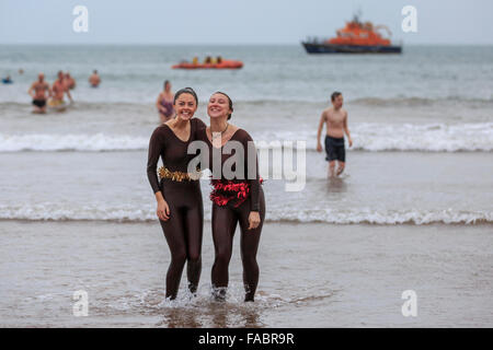 Torquay, Royaume-Uni, le 26 décembre 2015. 'À pied dans la mer' Boxing Day charity event organisé par le Lions Club de Paignton. Fêtards locaux ont bravé des conditions venteuses de participer au lendemain de tradition d'une baignade dans les eaux de la baie de Tor de la plage de Paignton ; avec beaucoup de porter des vêtements de fête ou fantaisie robe pour récolter des fonds pour la charité. Credit : Clive Jones/Alamy Live News Banque D'Images